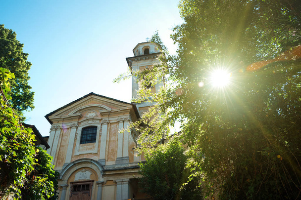 Старий кафедральний собор у sunlight. Церква Санто-Стефано, Corconio, Італія. - Фото, зображення