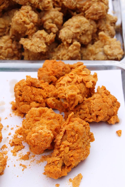 Τηγανητό κοτόπουλο είναι νόστιμο το φαγητό του δρόμου - Φωτογραφία, εικόνα
