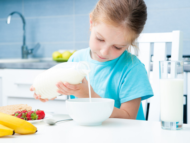 little girl pouring milk - Foto, imagen