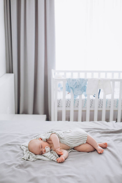 newborn baby sleeps dummy bedroom covered blanket - Valokuva, kuva