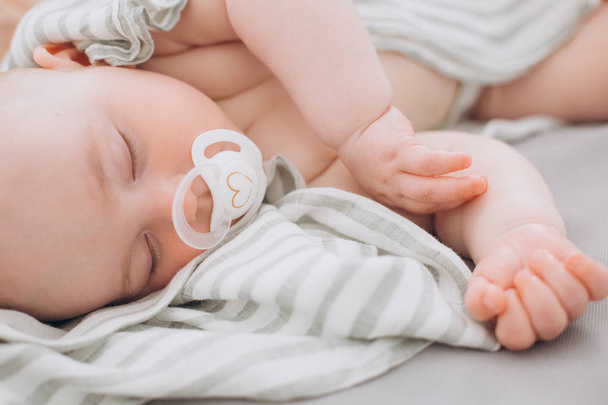 newborn baby sleeps dummy bedroom covered blanket - Zdjęcie, obraz