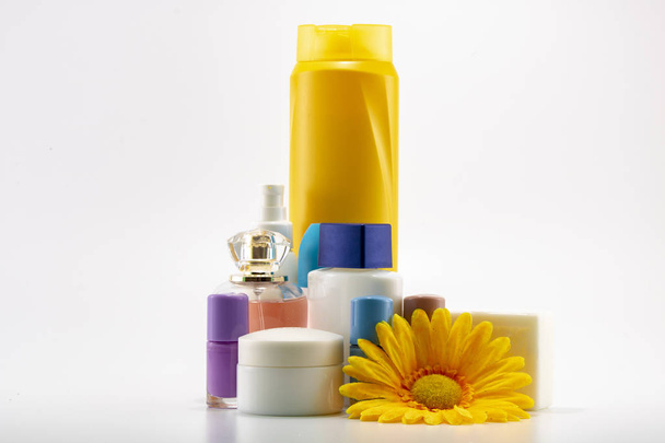 Zestaw pielęgnacyjne składający się z szamponu, parfume, balsamu, mydła, lakieru do paznokci, kremu do opalania. Izolowane na białym tle - Zdjęcie, obraz