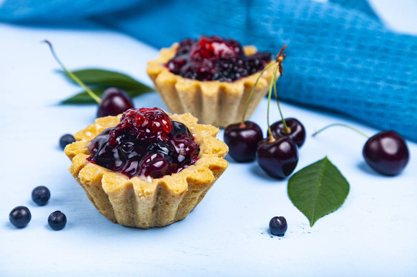 Small berry cake and ripe berries  - Fotó, kép