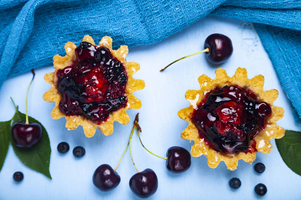 Small berry cake and ripe berries  - Φωτογραφία, εικόνα