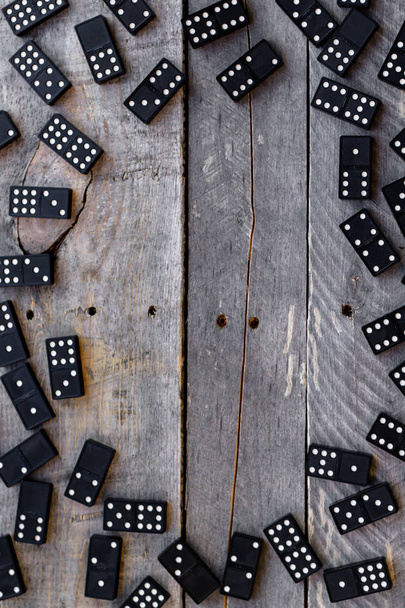 Dlaždice Domino vytvářejí ohraničení na pozadí dřeva - Fotografie, Obrázek