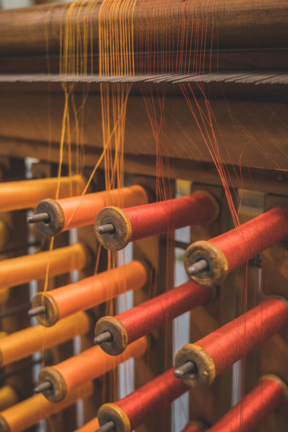 Molti mulinello multicolore di fili in una fabbrica di cucito
. - Foto, immagini