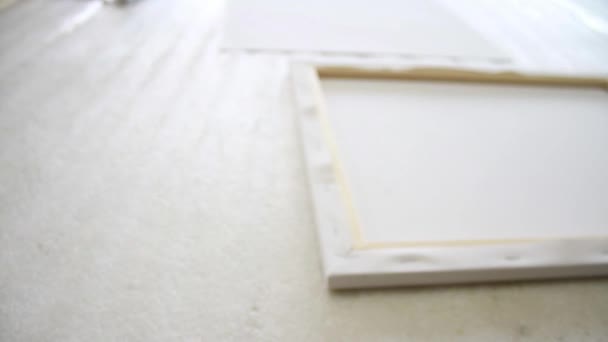 Roztahování plátna na dřevěném rámu obrázku - Záběry, video