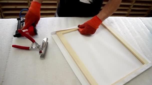 stendendo la tela sulla cornice di legno dell'immagine
 - Filmati, video