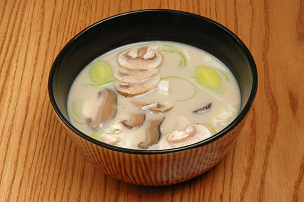 Cucina giapponese - Zuppa Miso con alghe, funghi e tofu su un tavolo di legno
 - Foto, immagini