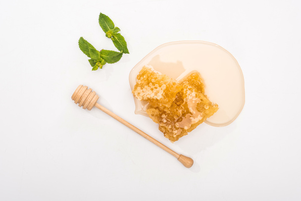 top view of honey, mint, honeycomb and wooden honey dipper on white background - Valokuva, kuva