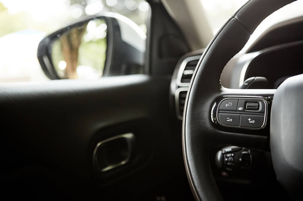 selective focus of steering wheel near gear shift handle in luxury car - Foto, immagini