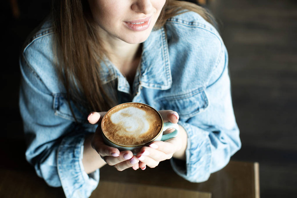 fiatal lány mosolygott és ivott finom kávét - Fotó, kép