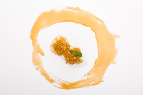 vista superior del círculo de miel y panal con menta aislada en blanco
  - Foto, Imagen