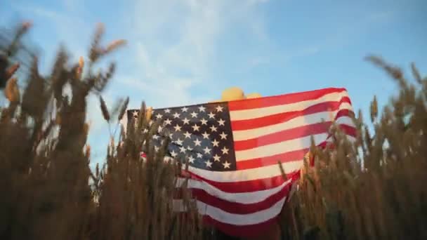 Frau mit der Flagge Amerikas auf dem Feld - Filmmaterial, Video