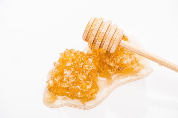 медовий лоток з солодким смачним медом та дерев'яним медовим занурювачем ізольовано на білому
 - Фото, зображення