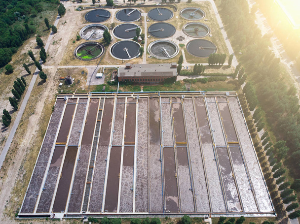 Moderna planta de tratamiento de aguas residuales urbanas y alcantarillado, vista aérea desde el dron
 - Foto, imagen