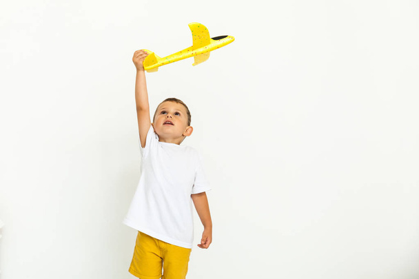 szczęśliwy dziecko dzieci bawiąc się żółty zabawka samolot - Zdjęcie, obraz