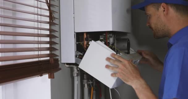 entretien et réparation ingénieur travaillant avec la chaudière de chauffage au gaz de la maison
 - Séquence, vidéo