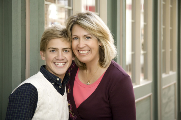 Мама і син передній магазину - Фото, зображення