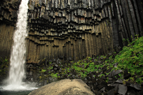 Svartifoss cascada y columnas de basalto
 - Foto, Imagen