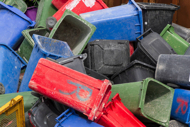 Πολύχρωμοι σκουπιδοτενεκέδες. Πολλά πλαστικά κουτιά σκουπιδιών στα απόβλητα που περιμένουν να ανακυκλωθούν. Παράγεται από πλαστικό που μπορεί να επαναχρησιμοποιηθεί, ανάκτηση ή διάθεση. - Φωτογραφία, εικόνα