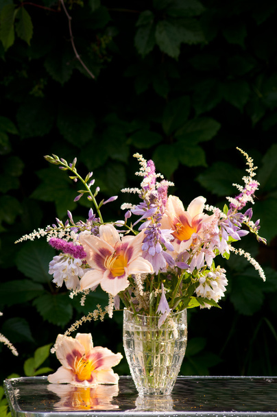 Bouquet nature morte avec hemerocallis dans un fond sombre
 - Photo, image