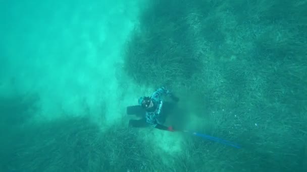 Podwodne strzelać człowieka nurkowania i pokazując sygnał ok 2 - Materiał filmowy, wideo