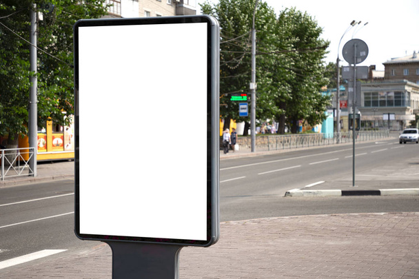 Dikey boş reklam panosu. Şehir sokak kaldırımda kopya alanı ile açık hava reklam Mockup - Fotoğraf, Görsel
