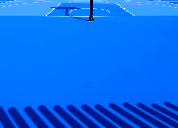 Floor background of an intense blue sports field with white line - Valokuva, kuva