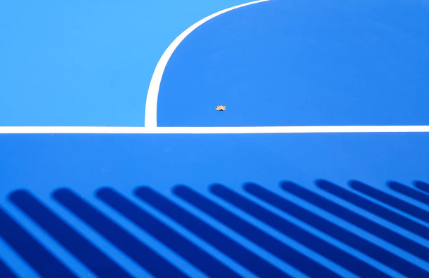 Tło podłogi intensywnego błękitnego pola sportowego z białą linią - Zdjęcie, obraz