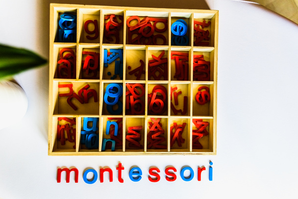 Метод montessori є освітня модель, слово написано з Ву - Фото, зображення
