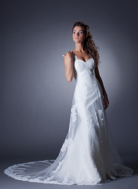 Beautiful slim bride posing in elegant long dress - Zdjęcie, obraz