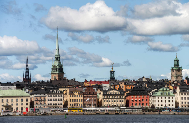 Uitzicht op Gamla Stan vanaf de zeezijde bij zonnig weer. Stockholm, Zweden. - Foto, afbeelding