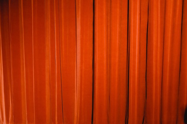 Roter Vorhang eines Theaters, der als Hintergrund für Stoffe dient. - Foto, Bild