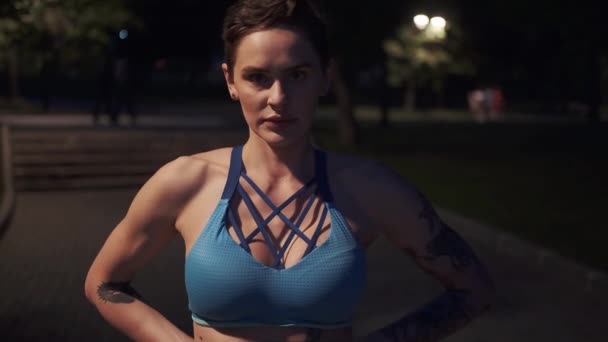 portrait of a girl in sportswear in the evening park - Footage, Video