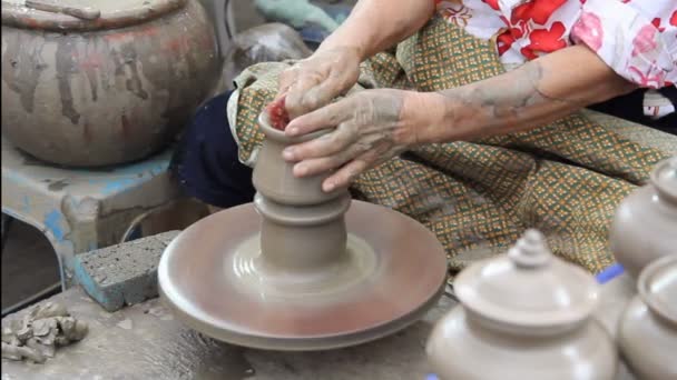 Közelkép a kezét, hogy a kerék, agyag jar, hagyományos thaiföldi stílusú - Felvétel, videó