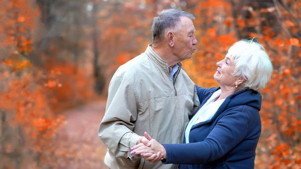 Senior man wants kiss senior woman - Foto, imagen