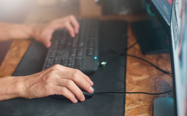 Hand auf Maus. Geschäftsmann nutzt Computer zur Nachtzeit - Foto, Bild