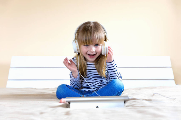 Little girl listen music and laugh - Zdjęcie, obraz