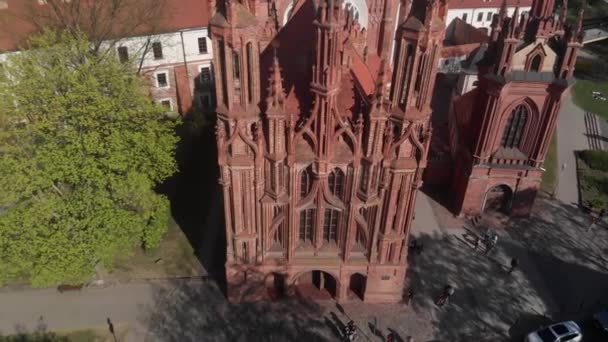 4k luchtfoto van gotische architectuur erfgoed St. Annes kerk in Vilnius, Litouwen - Video