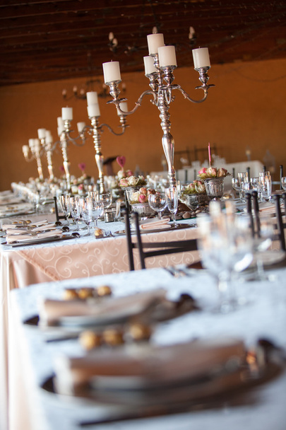 Díszített asztaloknál a beltéri esküvői fogadás. Szelektív összpontosít - Fotó, kép