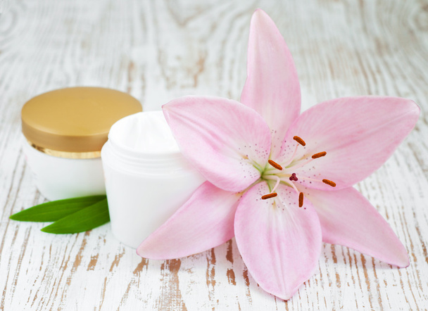 Face cream with lily flowers - Φωτογραφία, εικόνα