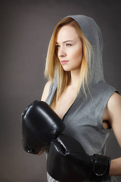 Boxer girl exercise with boxing gloves. - Foto, afbeelding