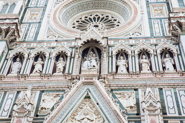 Detail der Fassade der schönen Florenz-Kathedrale, die 1436 geweiht wurde - Foto, Bild