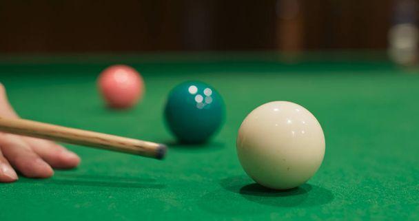 Primer plano del rodaje de Snooker en la mesa de billar
 - Foto, imagen