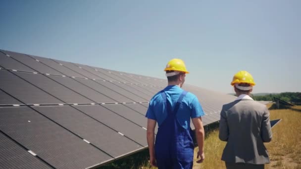 A fotovoltaikus erőmű vezetője és dolgozója - Felvétel, videó