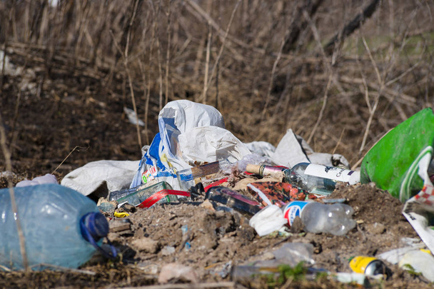 Müll auf dem Acker. Ökologie-Problem und großer Schaden für  - Foto, Bild