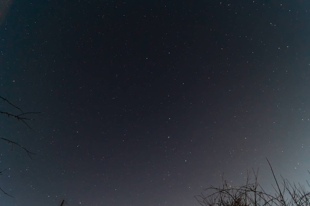 Νυχτερινό ουρανό χαμηλού φωτισμού φωτογραφία. Πολλά αστέρια και αστερισμοί στο  - Φωτογραφία, εικόνα