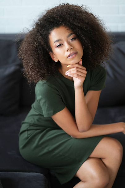natürliche Schönheit Afro-Frau im einfachen grünen Kleid. - Foto, Bild