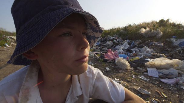 Çöplükte rahatsız dilenci çocuk - Fotoğraf, Görsel